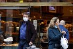 Amsterdam 30 september 2020
Robert ten Brink doet boodschappen met een mondkapje.