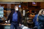 Amsterdam 30 september 2020
Robert ten Brink doet boodschappen met een mondkapje.