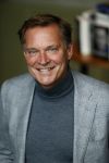 Amsterdam 30 september 2021
Boekpresentatie Jos Brink in Carre . Frank Sanders ontvangt het eerste boek uit handen van de schrijver Tom v d Oetelaar. Albert Verlinde