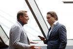 Amsterdam 30 september 2021
Boekpresentatie Jos Brink in Carre . Frank Sanders ontvangt het eerste boek uit handen van de schrijver Tom v d Oetelaar. Albert Verlinde en Matthijs Albers