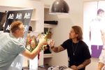 Lelystad 3 september 2021
Andre Hazes en Djarno Hofland hebben een AH6 geopend in de outlet in lelystad.