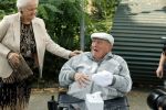 Vlaardingen 17 september 2021
Bas v Toor viert zijn 86e verjaardag . Er is een defile met Bassie en Adriaan auto's. Ook de vrouw van Bas , Coby zijn dochter Liesbeth en schoonzoon Evert waren aanwezig.
