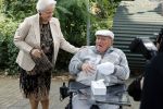 Vlaardingen 17 september 2021
Bas v Toor viert zijn 86e verjaardag . Er is een defile met Bassie en Adriaan auto's. Ook de vrouw van Bas , Coby zijn dochter Liesbeth en schoonzoon Evert waren aanwezig.