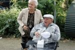 Vlaardingen 17 september 2021
Bas v Toor viert zijn 86e verjaardag . Er is een defile met Bassie en Adriaan auto's. Ook de vrouw van Bas , Coby zijn dochter Liesbeth en schoonzoon Evert waren aanwezig.