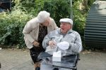 Vlaardingen 17 september 2021
Bas v Toor viert zijn 86e verjaardag . Er is een defile met Bassie en Adriaan auto's. Ook de vrouw van Bas , Coby zijn dochter Liesbeth en schoonzoon Evert waren aanwezig.