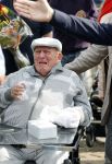 Vlaardingen 17 september 2021
Bas v Toor viert zijn 86e verjaardag . Er is een defile met Bassie en Adriaan auto's. Ook de vrouw van Bas , Coby zijn dochter Liesbeth en schoonzoon Evert waren aanwezig.