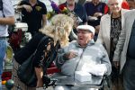 Vlaardingen 17 september 2021
Bas v Toor viert zijn 86e verjaardag . Er is een defile met Bassie en Adriaan auto's. Ook de vrouw van Bas , Coby zijn dochter Liesbeth en schoonzoon Evert waren aanwezig.