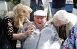 Vlaardingen 17 september 2021
Bas v Toor viert zijn 86e verjaardag . Er is een defile met Bassie en Adriaan auto's. Ook de vrouw van Bas , Coby zijn dochter Liesbeth en schoonzoon Evert waren aanwezig.