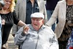 Vlaardingen 17 september 2021
Bas v Toor viert zijn 86e verjaardag . Er is een defile met Bassie en Adriaan auto's. Ook de vrouw van Bas , Coby zijn dochter Liesbeth en schoonzoon Evert waren aanwezig.