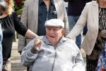 Vlaardingen 17 september 2021
Bas v Toor viert zijn 86e verjaardag . Er is een defile met Bassie en Adriaan auto's. Ook de vrouw van Bas , Coby zijn dochter Liesbeth en schoonzoon Evert waren aanwezig.