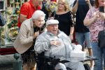Vlaardingen 17 september 2021
Bas v Toor viert zijn 86e verjaardag . Er is een defile met Bassie en Adriaan auto's. Ook de vrouw van Bas , Coby zijn dochter Liesbeth en schoonzoon Evert waren aanwezig.