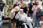 Vlaardingen 17 september 2021
Bas v Toor viert zijn 86e verjaardag . Er is een defile met Bassie en Adriaan auto's. Ook de vrouw van Bas , Coby zijn dochter Liesbeth en schoonzoon Evert waren aanwezig.