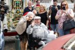 Vlaardingen 17 september 2021
Bas v Toor viert zijn 86e verjaardag . Er is een defile met Bassie en Adriaan auto's. Ook de vrouw van Bas , Coby zijn dochter Liesbeth en schoonzoon Evert waren aanwezig.
