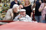 Vlaardingen 17 september 2021
Bas v Toor viert zijn 86e verjaardag . Er is een defile met Bassie en Adriaan auto's. Ook de vrouw van Bas , Coby zijn dochter Liesbeth en schoonzoon Evert waren aanwezig.