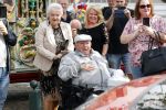 Vlaardingen 17 september 2021
Bas v Toor viert zijn 86e verjaardag . Er is een defile met Bassie en Adriaan auto's. Ook de vrouw van Bas , Coby zijn dochter Liesbeth en schoonzoon Evert waren aanwezig.