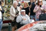 Vlaardingen 17 september 2021
Bas v Toor viert zijn 86e verjaardag . Er is een defile met Bassie en Adriaan auto's. Ook de vrouw van Bas , Coby zijn dochter Liesbeth en schoonzoon Evert waren aanwezig.