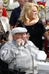 Vlaardingen 17 september 2021
Bas v Toor viert zijn 86e verjaardag . Er is een defile met Bassie en Adriaan auto's. Ook de vrouw van Bas , Coby zijn dochter Liesbeth en schoonzoon Evert waren aanwezig.