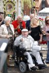 Vlaardingen 17 september 2021
Bas v Toor viert zijn 86e verjaardag . Er is een defile met Bassie en Adriaan auto's. Ook de vrouw van Bas , Coby zijn dochter Liesbeth en schoonzoon Evert waren aanwezig.