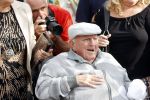 Vlaardingen 17 september 2021
Bas v Toor viert zijn 86e verjaardag . Er is een defile met Bassie en Adriaan auto's. Ook de vrouw van Bas , Coby zijn dochter Liesbeth en schoonzoon Evert waren aanwezig.