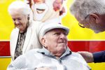 Vlaardingen 17 september 2021
Bas v Toor viert zijn 86e verjaardag . Er is een defile met Bassie en Adriaan auto's. Ook de vrouw van Bas , Coby zijn dochter Liesbeth en schoonzoon Evert waren aanwezig.
