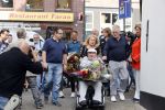 Vlaardingen 17 september 2021
Bas v Toor viert zijn 86e verjaardag . Er is een defile met Bassie en Adriaan auto's. Ook de vrouw van Bas , Coby zijn dochter Liesbeth en schoonzoon Evert waren aanwezig.