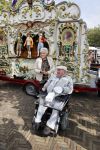 Vlaardingen 17 september 2021
Bas v Toor viert zijn 86e verjaardag . Er is een defile met Bassie en Adriaan auto's. Ook de vrouw van Bas , Coby zijn dochter Liesbeth en schoonzoon Evert waren aanwezig.