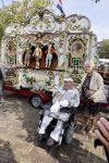 Vlaardingen 17 september 2021
Bas v Toor viert zijn 86e verjaardag . Er is een defile met Bassie en Adriaan auto's. Ook de vrouw van Bas , Coby zijn dochter Liesbeth en schoonzoon Evert waren aanwezig.