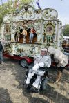 Vlaardingen 17 september 2021
Bas v Toor viert zijn 86e verjaardag . Er is een defile met Bassie en Adriaan auto's. Ook de vrouw van Bas , Coby zijn dochter Liesbeth en schoonzoon Evert waren aanwezig.
