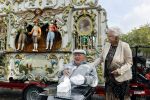 Vlaardingen 17 september 2021
Bas v Toor viert zijn 86e verjaardag . Er is een defile met Bassie en Adriaan auto's. Ook de vrouw van Bas , Coby zijn dochter Liesbeth en schoonzoon Evert waren aanwezig.