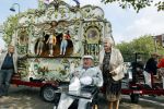 Vlaardingen 17 september 2021
Bas v Toor viert zijn 86e verjaardag . Er is een defile met Bassie en Adriaan auto's. Ook de vrouw van Bas , Coby zijn dochter Liesbeth en schoonzoon Evert waren aanwezig.