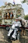 Vlaardingen 17 september 2021
Bas v Toor viert zijn 86e verjaardag . Er is een defile met Bassie en Adriaan auto's. Ook de vrouw van Bas , Coby zijn dochter Liesbeth en schoonzoon Evert waren aanwezig.