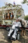 Vlaardingen 17 september 2021
Bas v Toor viert zijn 86e verjaardag . Er is een defile met Bassie en Adriaan auto's. Ook de vrouw van Bas , Coby zijn dochter Liesbeth en schoonzoon Evert waren aanwezig.