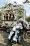 Vlaardingen 17 september 2021
Bas v Toor viert zijn 86e verjaardag . Er is een defile met Bassie en Adriaan auto's. Ook de vrouw van Bas , Coby zijn dochter Liesbeth en schoonzoon Evert waren aanwezig.