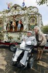 Vlaardingen 17 september 2021
Bas v Toor viert zijn 86e verjaardag . Er is een defile met Bassie en Adriaan auto's. Ook de vrouw van Bas , Coby zijn dochter Liesbeth en schoonzoon Evert waren aanwezig.