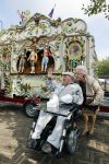 Vlaardingen 17 september 2021
Bas v Toor viert zijn 86e verjaardag . Er is een defile met Bassie en Adriaan auto's. Ook de vrouw van Bas , Coby zijn dochter Liesbeth en schoonzoon Evert waren aanwezig.
