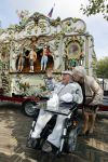 Vlaardingen 17 september 2021
Bas v Toor viert zijn 86e verjaardag . Er is een defile met Bassie en Adriaan auto's. Ook de vrouw van Bas , Coby zijn dochter Liesbeth en schoonzoon Evert waren aanwezig.