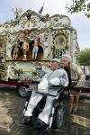 Vlaardingen 17 september 2021
Bas v Toor viert zijn 86e verjaardag . Er is een defile met Bassie en Adriaan auto's. Ook de vrouw van Bas , Coby zijn dochter Liesbeth en schoonzoon Evert waren aanwezig.