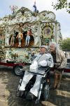 Vlaardingen 17 september 2021
Bas v Toor viert zijn 86e verjaardag . Er is een defile met Bassie en Adriaan auto's. Ook de vrouw van Bas , Coby zijn dochter Liesbeth en schoonzoon Evert waren aanwezig.