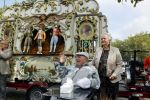 Vlaardingen 17 september 2021
Bas v Toor viert zijn 86e verjaardag . Er is een defile met Bassie en Adriaan auto's. Ook de vrouw van Bas , Coby zijn dochter Liesbeth en schoonzoon Evert waren aanwezig.