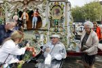 Vlaardingen 17 september 2021
Bas v Toor viert zijn 86e verjaardag . Er is een defile met Bassie en Adriaan auto's. Ook de vrouw van Bas , Coby zijn dochter Liesbeth en schoonzoon Evert waren aanwezig.