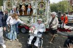 Vlaardingen 17 september 2021
Bas v Toor viert zijn 86e verjaardag . Er is een defile met Bassie en Adriaan auto's. Ook de vrouw van Bas , Coby zijn dochter Liesbeth en schoonzoon Evert waren aanwezig.