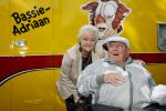 Vlaardingen 17 september 2021
Bas v Toor viert zijn 86e verjaardag . Er is een defile met Bassie en Adriaan auto's. Ook de vrouw van Bas , Coby zijn dochter Liesbeth en schoonzoon Evert waren aanwezig.