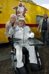 Vlaardingen 17 september 2021
Bas v Toor viert zijn 86e verjaardag . Er is een defile met Bassie en Adriaan auto's. Ook de vrouw van Bas , Coby zijn dochter Liesbeth en schoonzoon Evert waren aanwezig.