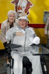 Vlaardingen 17 september 2021
Bas v Toor viert zijn 86e verjaardag . Er is een defile met Bassie en Adriaan auto's. Ook de vrouw van Bas , Coby zijn dochter Liesbeth en schoonzoon Evert waren aanwezig.