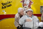 Vlaardingen 17 september 2021
Bas v Toor viert zijn 86e verjaardag . Er is een defile met Bassie en Adriaan auto's. Ook de vrouw van Bas , Coby zijn dochter Liesbeth en schoonzoon Evert waren aanwezig.