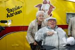 Vlaardingen 17 september 2021
Bas v Toor viert zijn 86e verjaardag . Er is een defile met Bassie en Adriaan auto's. Ook de vrouw van Bas , Coby zijn dochter Liesbeth en schoonzoon Evert waren aanwezig.