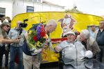 Vlaardingen 17 september 2021
Bas v Toor viert zijn 86e verjaardag . Er is een defile met Bassie en Adriaan auto's. Ook de vrouw van Bas , Coby zijn dochter Liesbeth en schoonzoon Evert waren aanwezig.