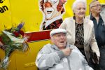 Vlaardingen 17 september 2021
Bas v Toor viert zijn 86e verjaardag . Er is een defile met Bassie en Adriaan auto's. Ook de vrouw van Bas , Coby zijn dochter Liesbeth en schoonzoon Evert waren aanwezig.