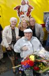 Vlaardingen 17 september 2021
Bas v Toor viert zijn 86e verjaardag . Er is een defile met Bassie en Adriaan auto's. Ook de vrouw van Bas , Coby zijn dochter Liesbeth en schoonzoon Evert waren aanwezig.