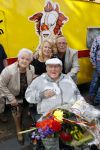 Vlaardingen 17 september 2021
Bas v Toor viert zijn 86e verjaardag . Er is een defile met Bassie en Adriaan auto's. Ook de vrouw van Bas , Coby zijn dochter Liesbeth en schoonzoon Evert waren aanwezig.